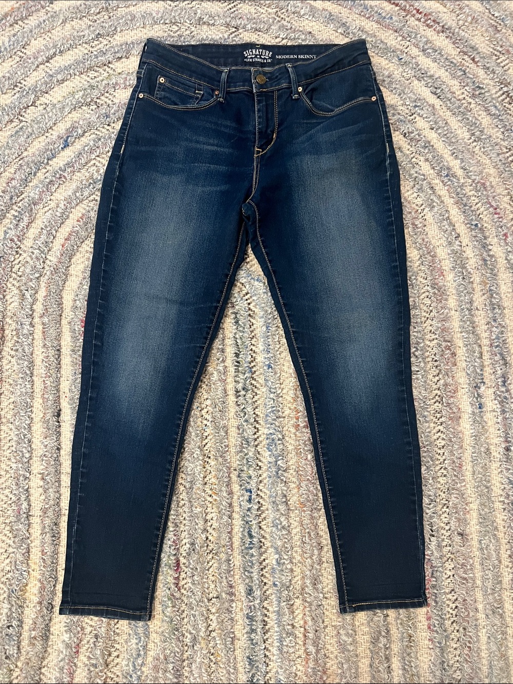 Signature Women's Skinny Jeans in Dark Blue Wash-size 10 short
